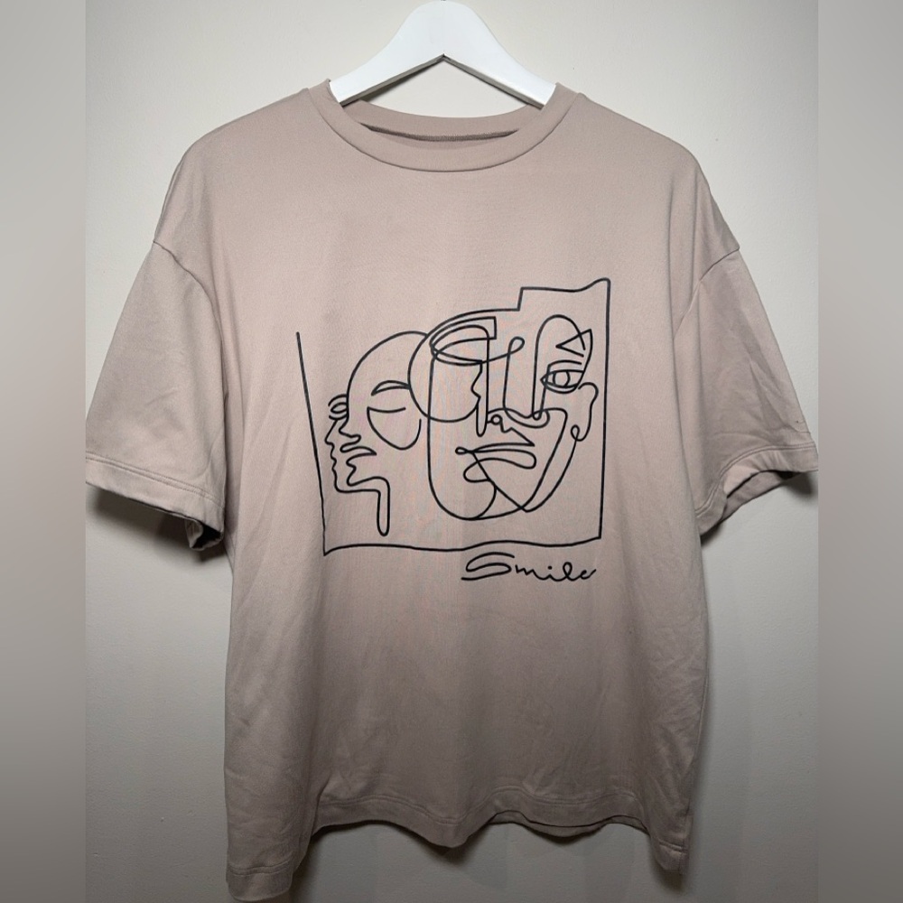 LAST CHANCE shein Minimalist Abstract Face Graphic Tee – Taupe oversize (Small)